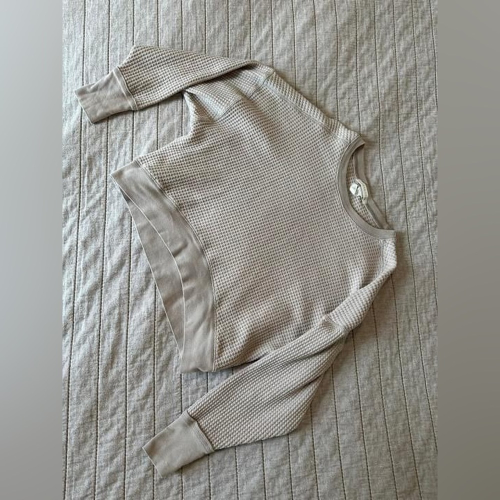 Cropped light sweater